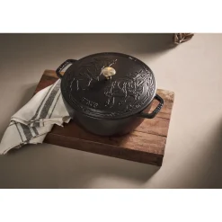 5.25 qt, Essential French Oven with Horse Lid, black matte