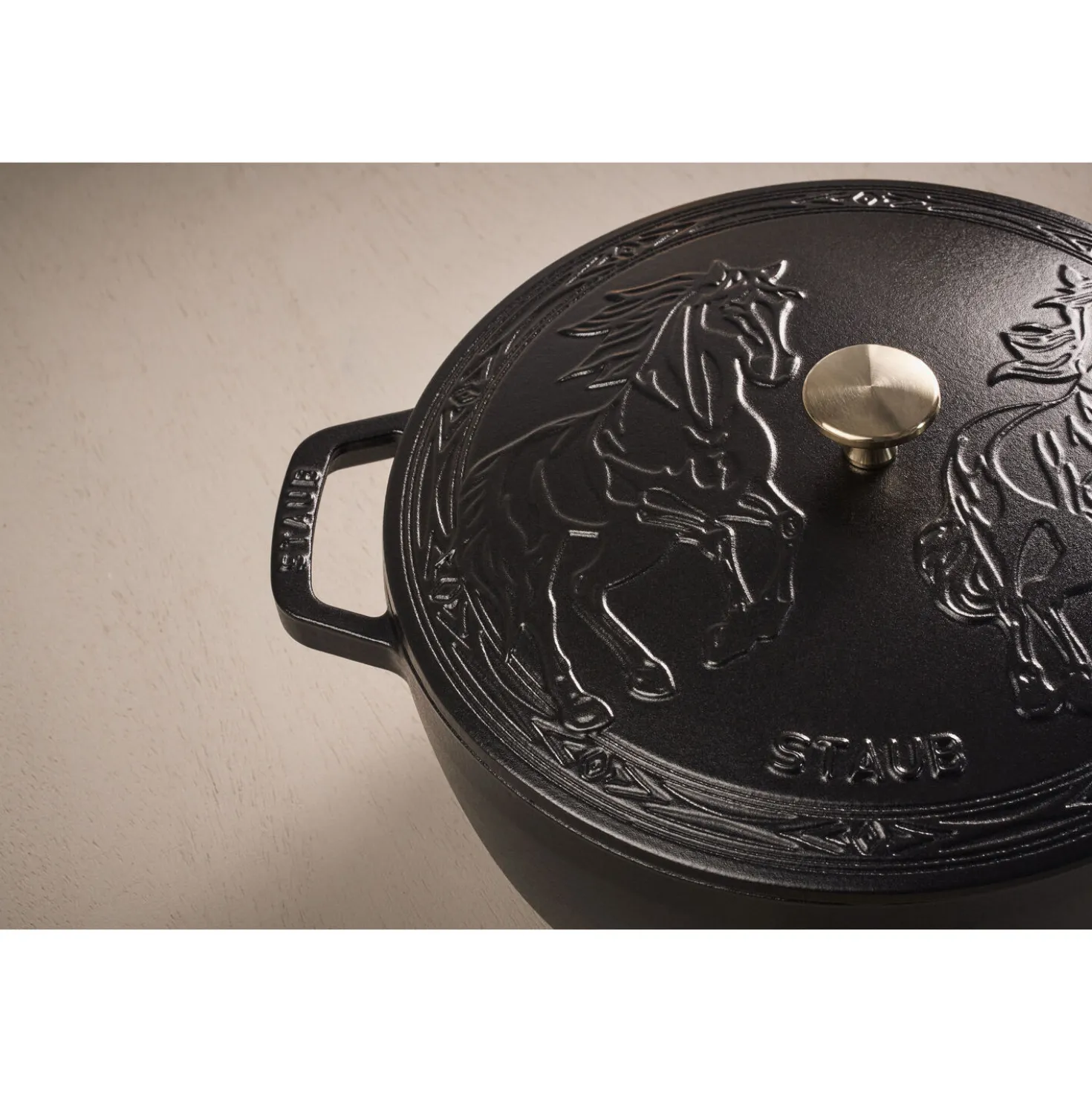 5.25 qt, Essential French Oven with Horse Lid, black matte