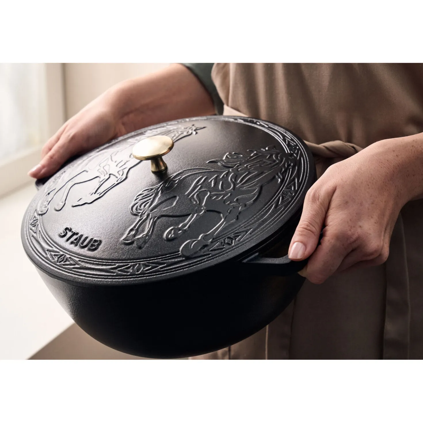 5.25 qt, Essential French Oven with Horse Lid, black matte