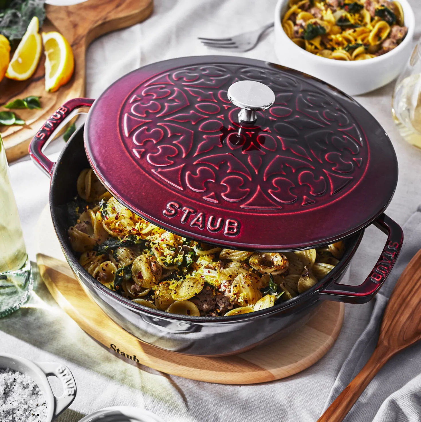 3.75 qt, Essential French Oven Lilly Lid, grenadine