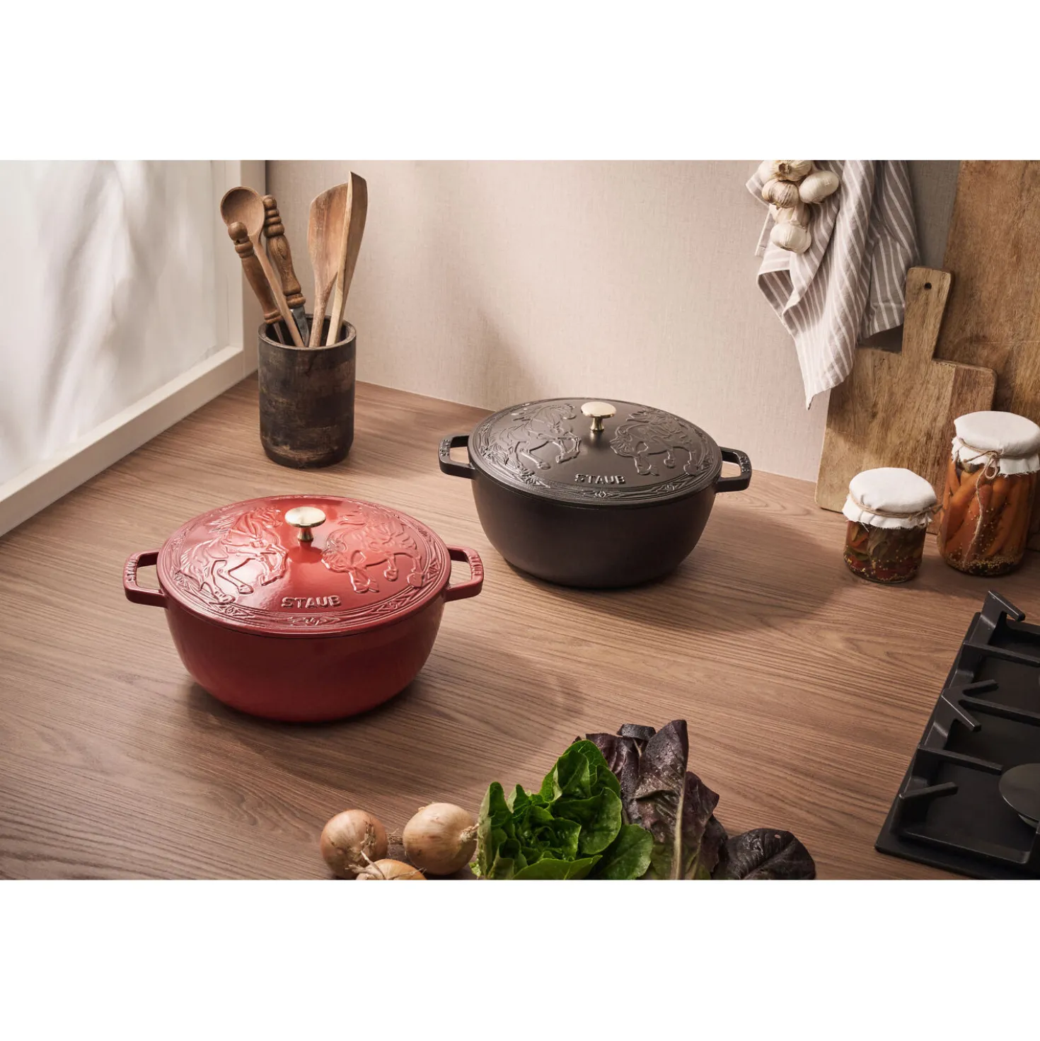 5.25 qt, Essential French Oven with Horse Lid, cherry