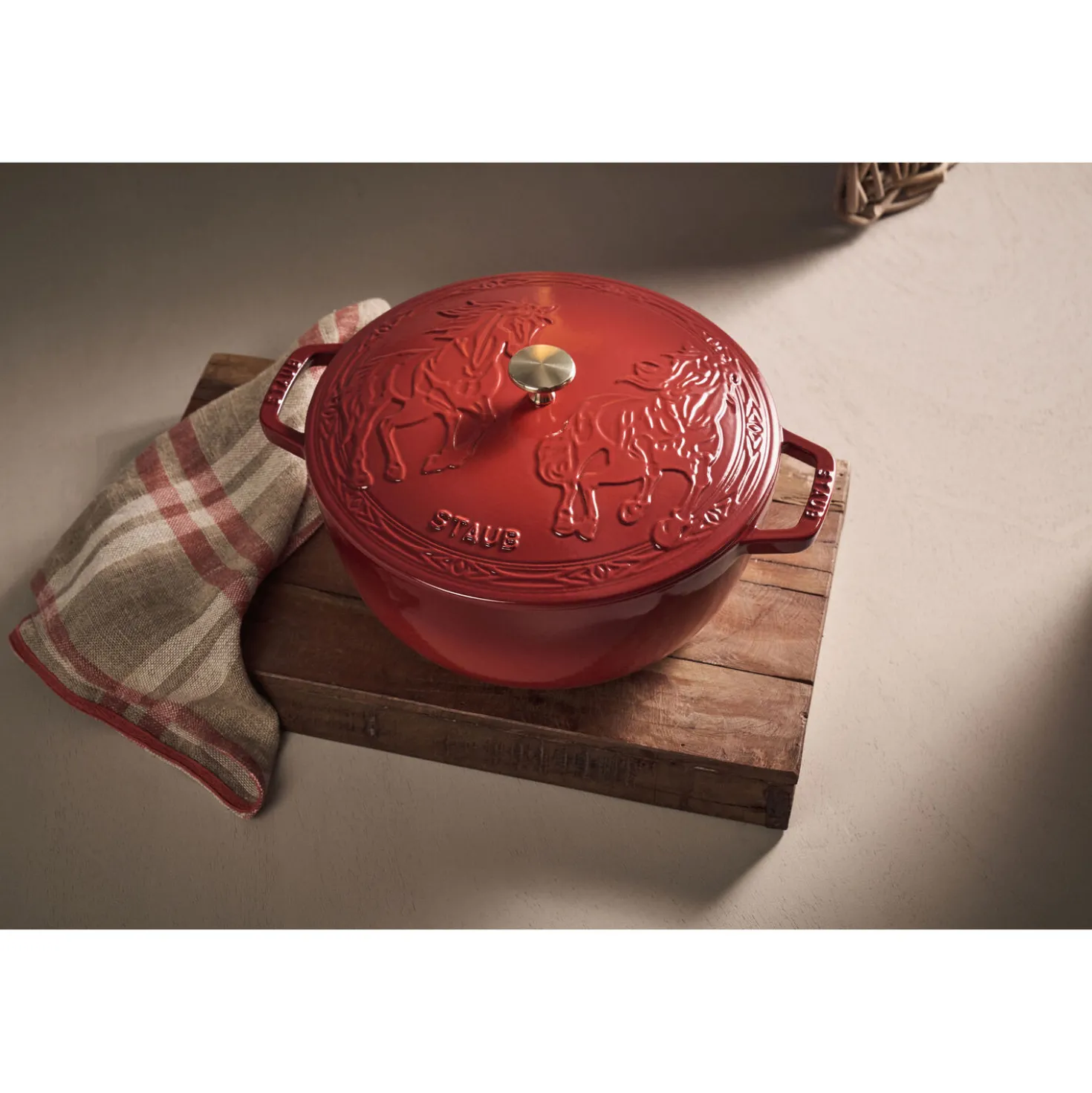 5.25 qt, Essential French Oven with Horse Lid, cherry