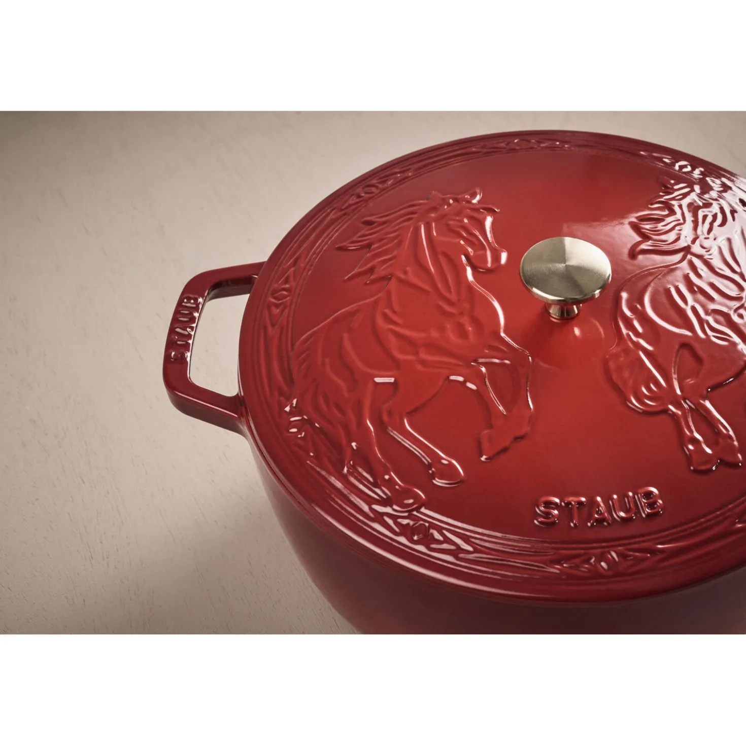 5.25 qt, Essential French Oven with Horse Lid, cherry