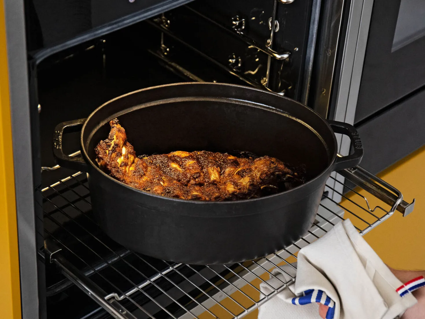 7 qt, Oval, Dutch Oven, Black Matte - Factory Second