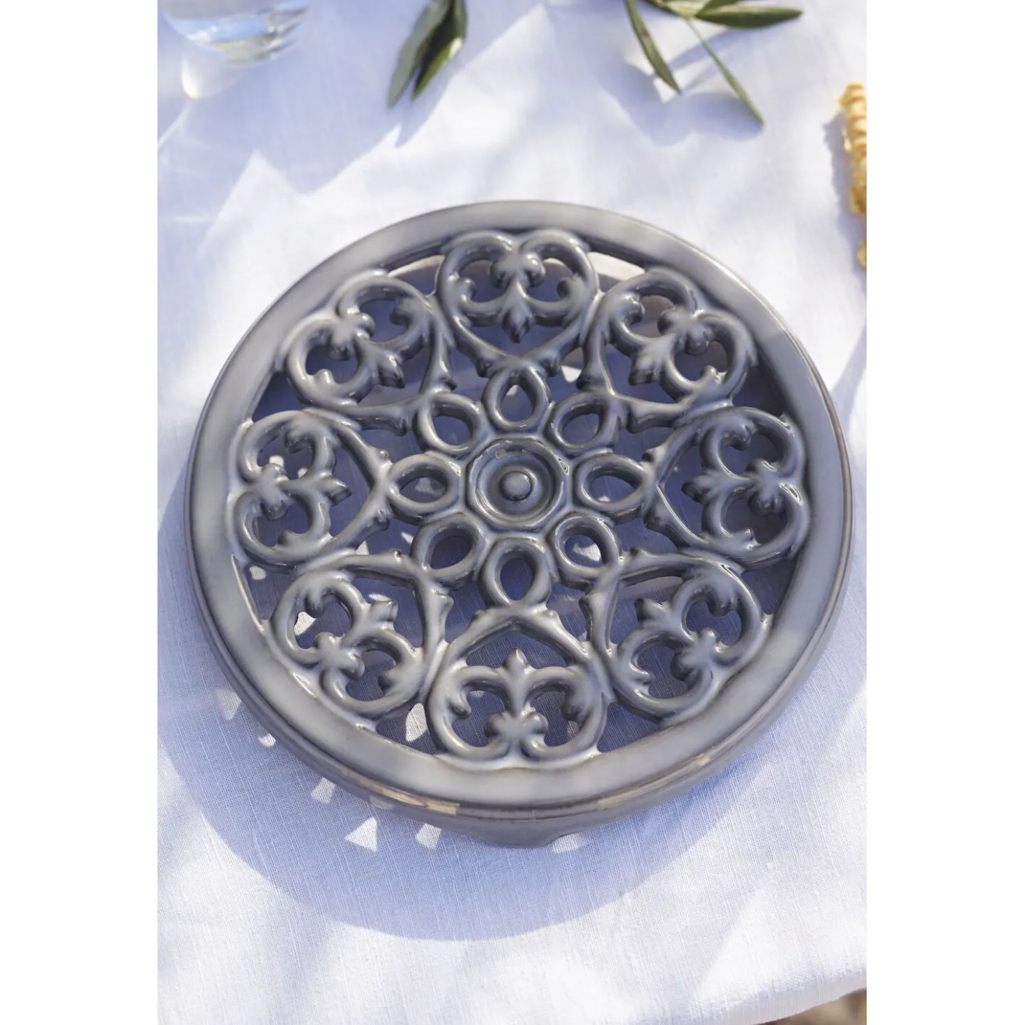 9-inch, Round, Cast Iron Lilly Trivet, Graphite Grey