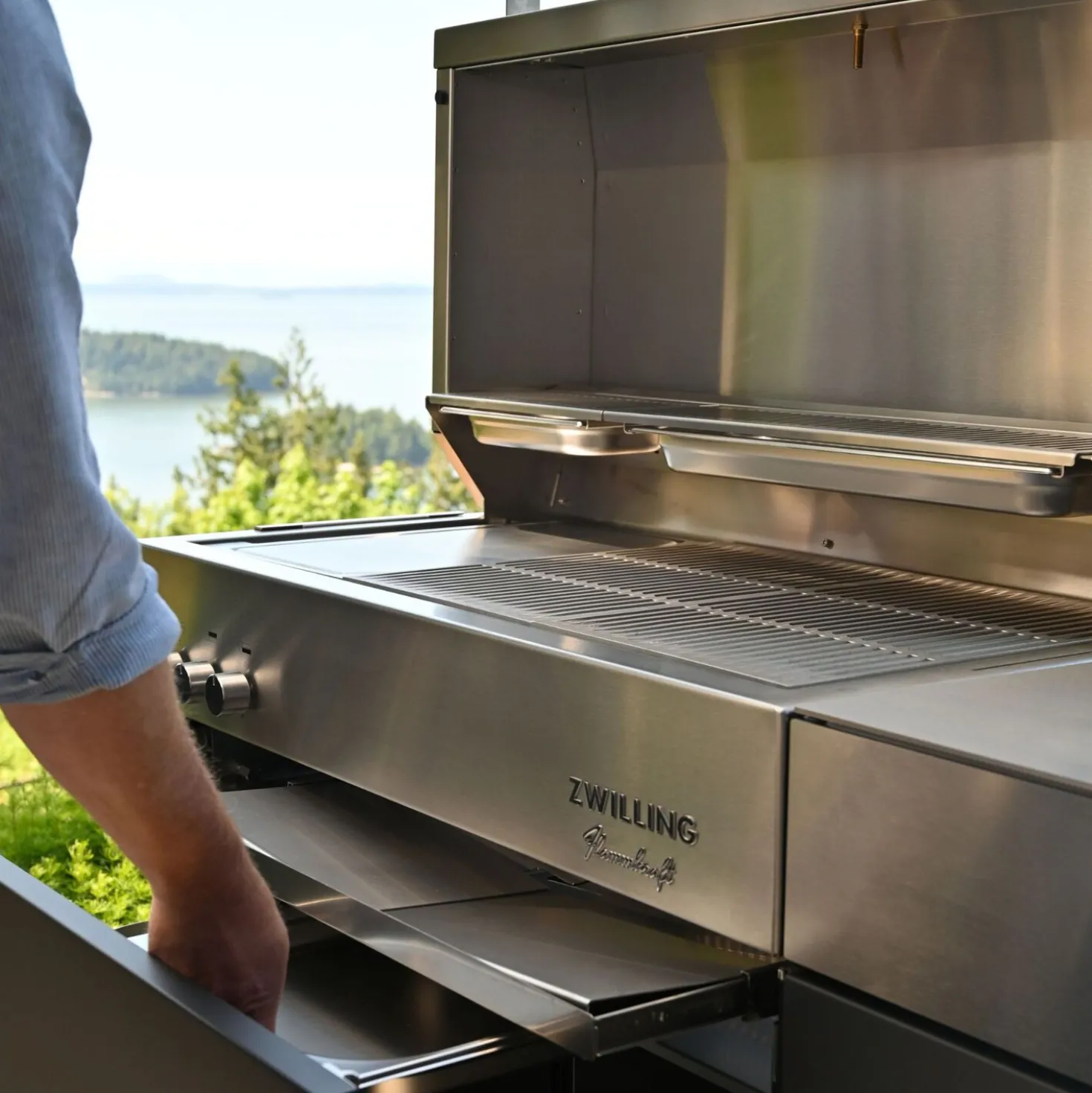 Natural gas grill, deep umbra