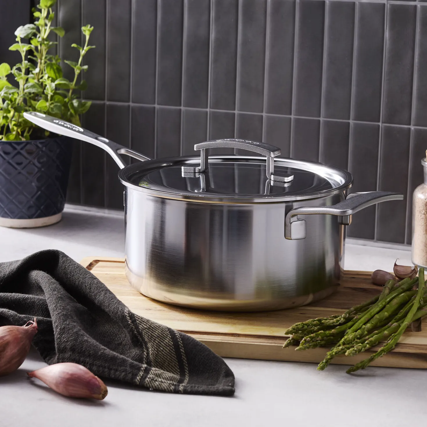 Sauce pan with lid, 4.25 qt, 18/10 Stainless Steel