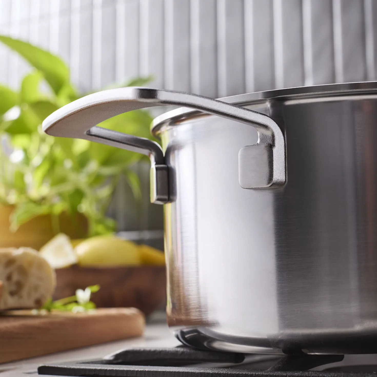 Sauce pan with lid, 4.25 qt, 18/10 Stainless Steel