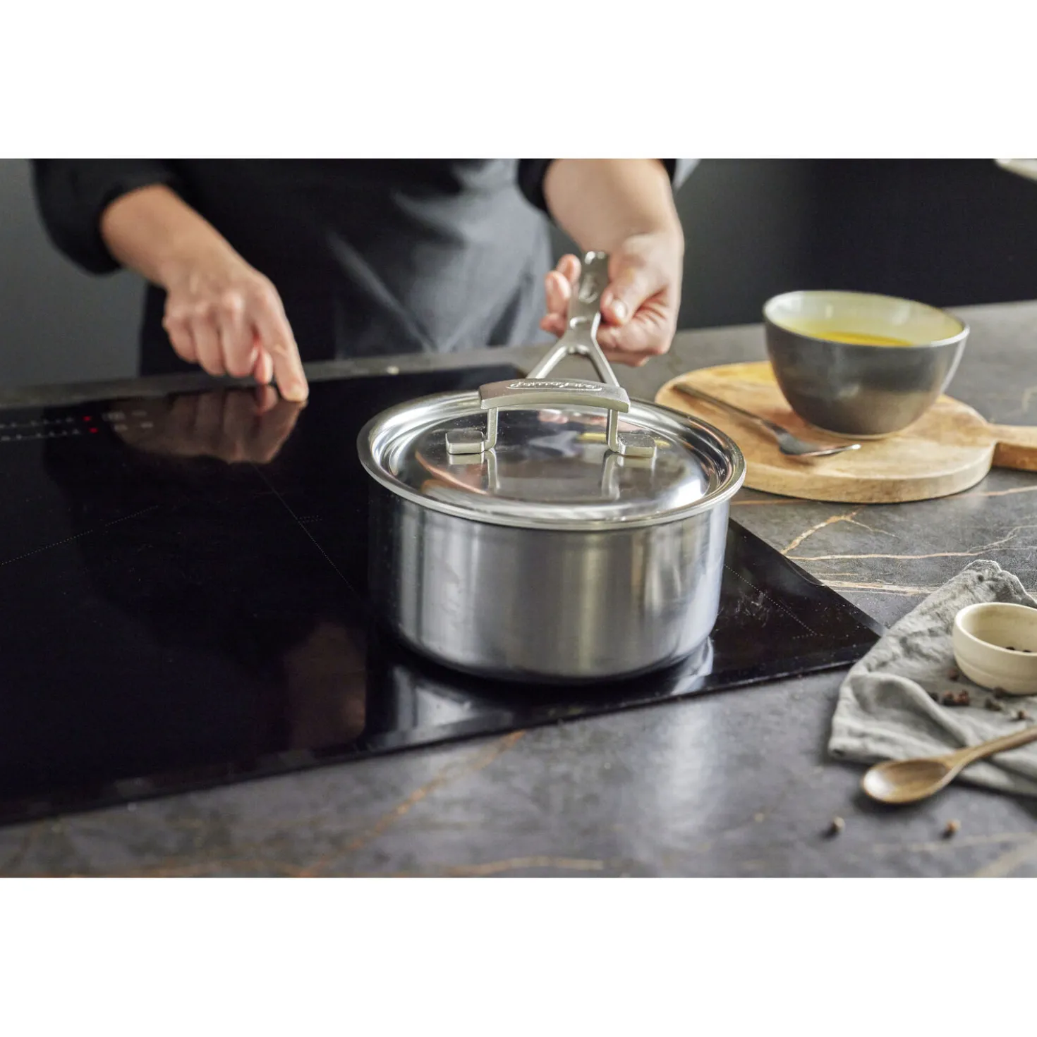 Sauce pan with lid, 2.25 qt, 18/10 Stainless Steel
